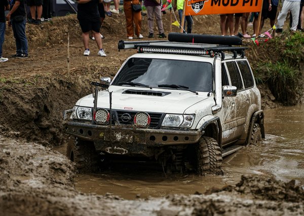 What are the best practices for safely sharing the road with cyclists?